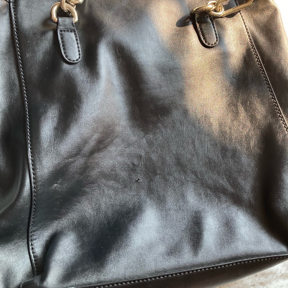 Guess Purse - Picture 9 of 9